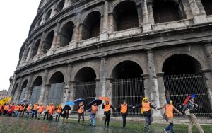 Italai
protestavo apjuosdami Koliziejų