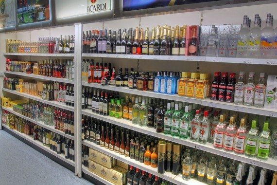 Seimas sumažino akcizą alkoholiui