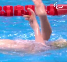 Sujaudino visą pasaulį: „žmogus amfibija“ Rio link finišo kapstėsi taip tarsi kovotų dėl savo gyvybės