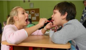 Jau daugiau kaip pusmetį Vilniaus universiteto (VU) odontologijos specialybės studentės savanoriškai rūpinasi Vilniaus „Atgajos“ specialiosios mokyklos auklėtinių burnos higiena