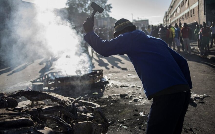 В ЮАР вандалы громят магазины иностранцев