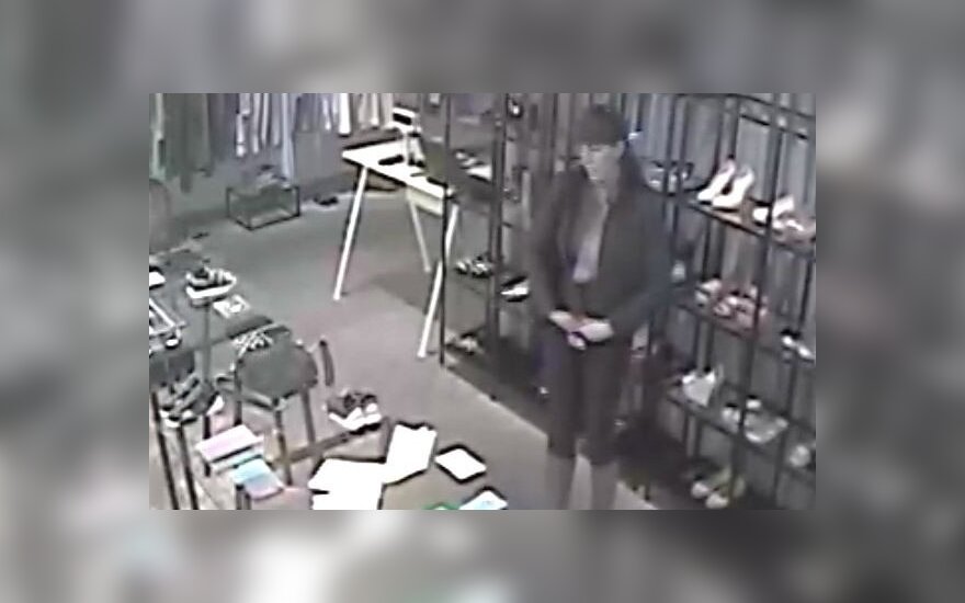 Полиция просит помочь найти женщину, укравшую в магазине сумку