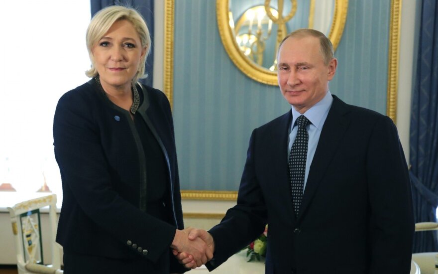 Vladimiras Putinas ir Marine Le Pen 