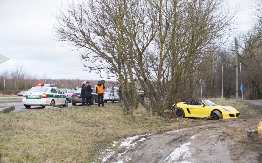 Пьяный водитель на окраине Вильнюса разбил Porsche