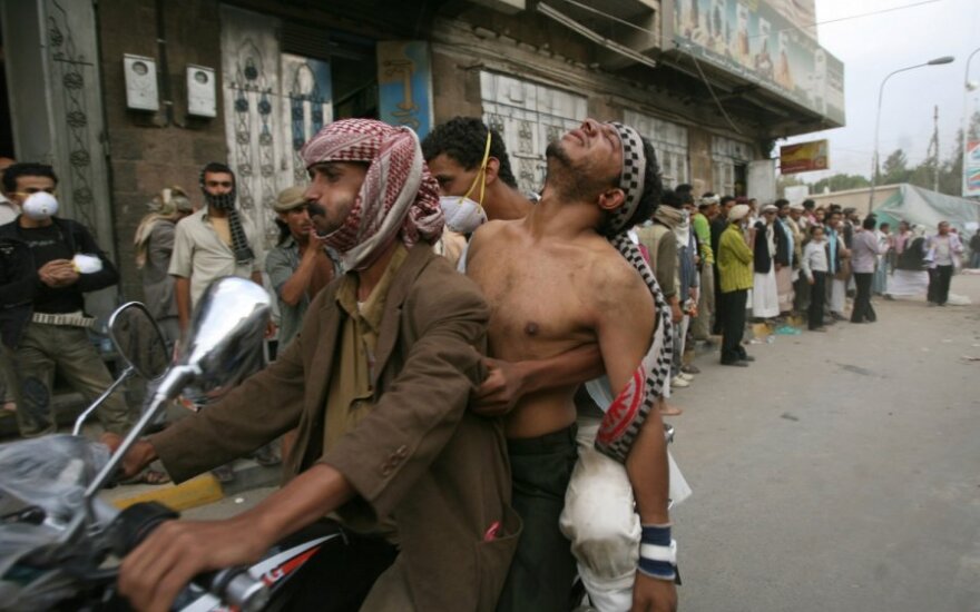 Jemene vėl šaudoma į protestuotojus