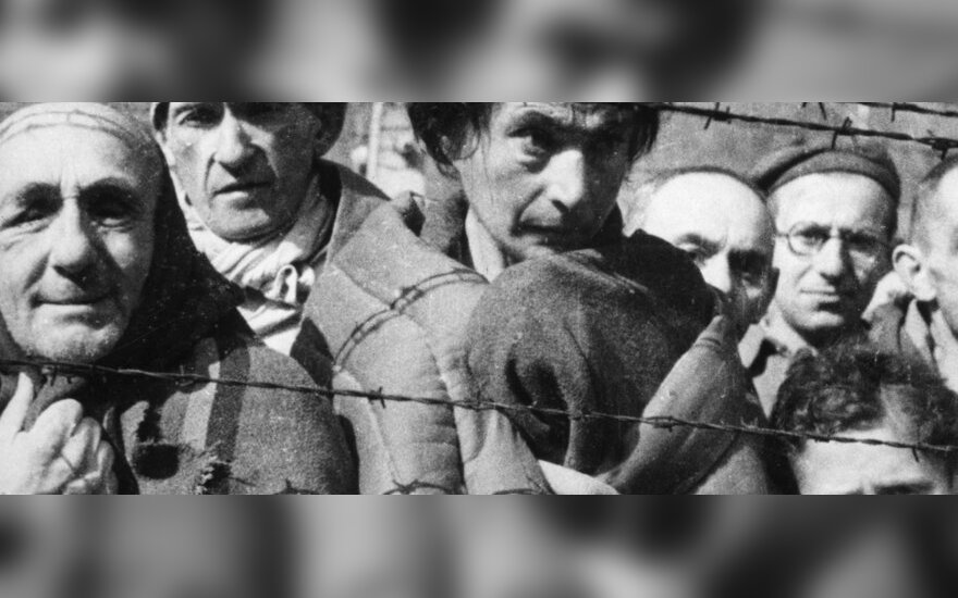 На "Марш живых" в Освенциме вышли более 10 000 человек