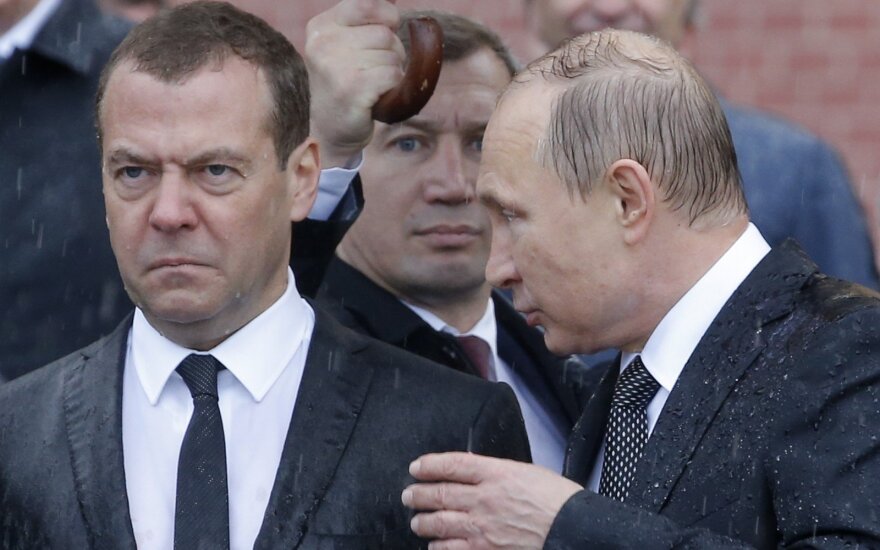 "Обормоты и проходимцы": Медведев решил не отвечать Навальному