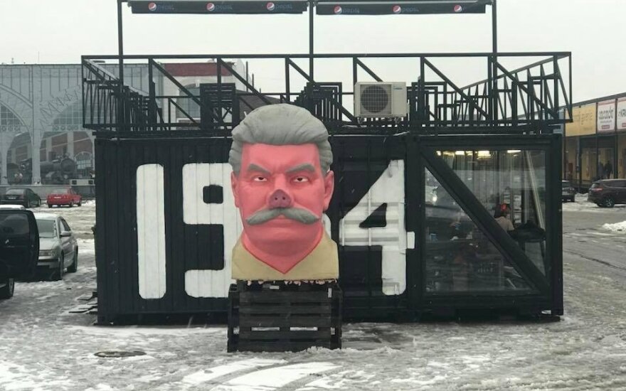 В Литве у закусочной Keule Ruke установлен бюст "болвану-тирану" Сталину
