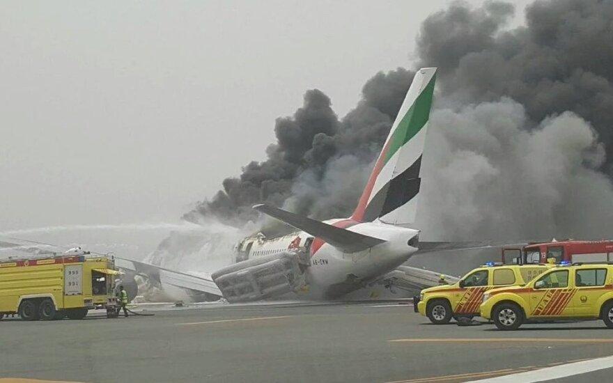 В аэропорту Дубая сгорел самолет: пострадавших нет
