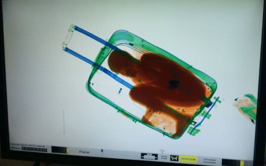 8-летнего ребенка пытались провезти в Испанию в чемодане