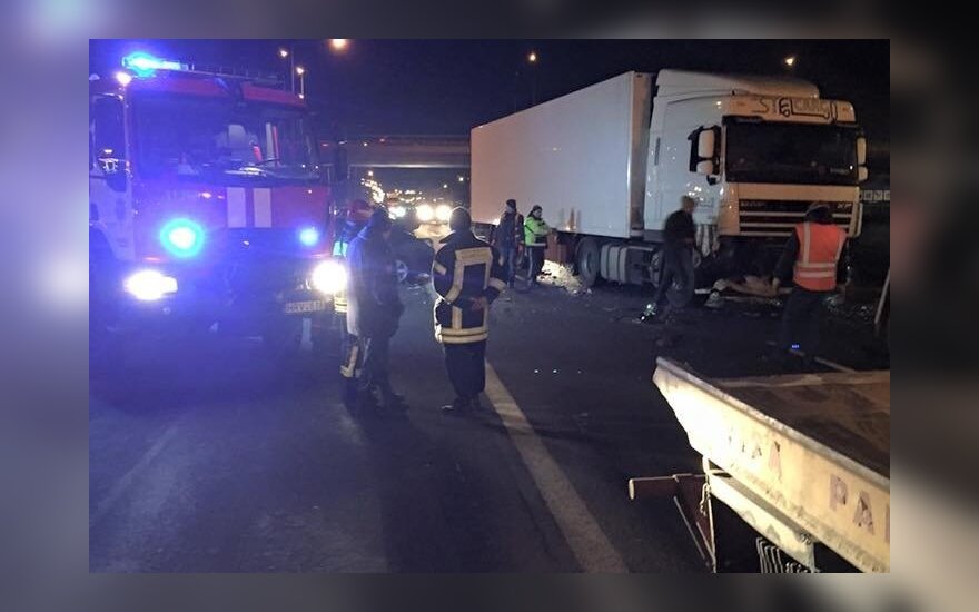 Авария в Каунасе: грузовик "смел" с дороги три автомобиля