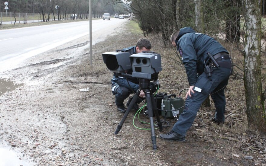 Мобильный радар зафиксировал в Каунасе Mini Cooper, мчавшийся на скорости 148 км/ч