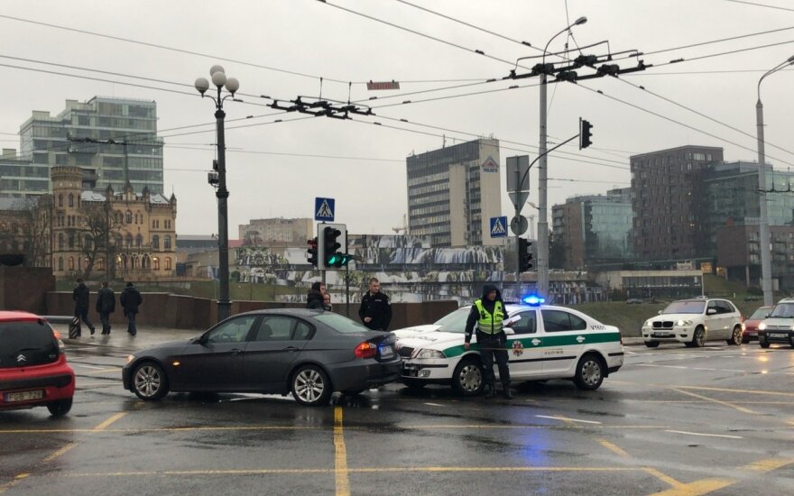 В Вильнюсе полицейский автомобиль с заключенным столкнулся с BMW