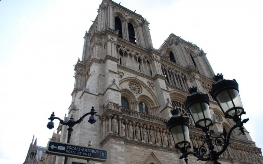 Неизвестный мужчина застрелился у алтаря собора Парижской Богоматери.