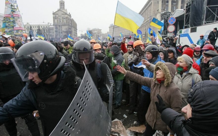 Опрос: Евромайдан поддерживает половина Украины, другая - против