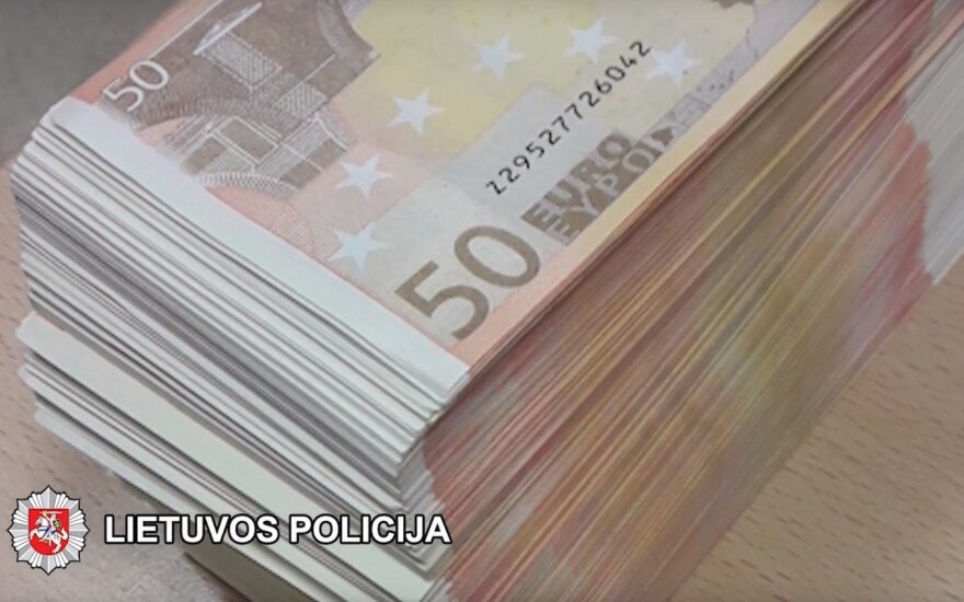 Бухгалтер предприятия в Шяуляй перевела иностранным мошенникам почти 40 000 евро