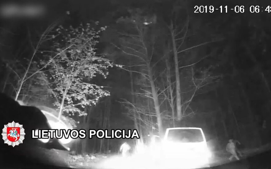 Полиция преследовала нарушителей: автомобиль беглецы бросили в лесу