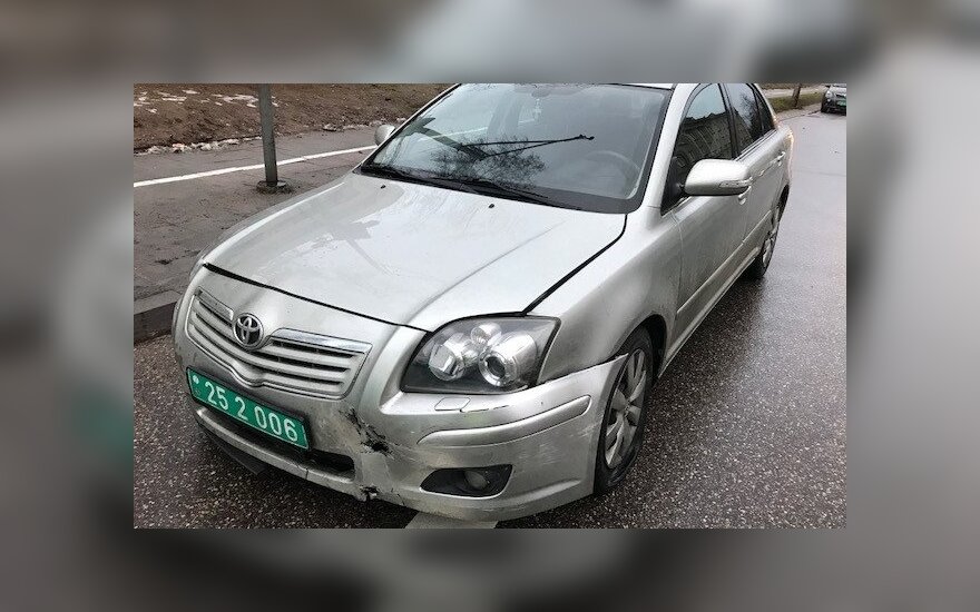 ДТП в столице: управлявший автомобилем грузинского посольства водитель врезался в столб