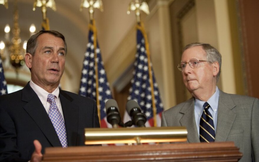 Baltųjų Rūmų atstivas spaudai Johnas Boehneris ir senatorius Mitchas McConnellis