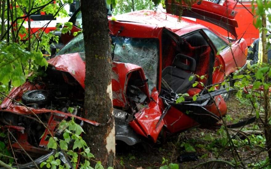 В Аникщяйском районе Audi 80 врезался в дерево, погибли два человека