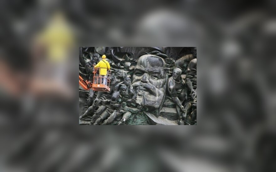 Darbininkas apžiūrinėja krano nukeliamą 33 t sveriančią Karlo Markso skulptūrą Leipcige, Vokietijoje. 
