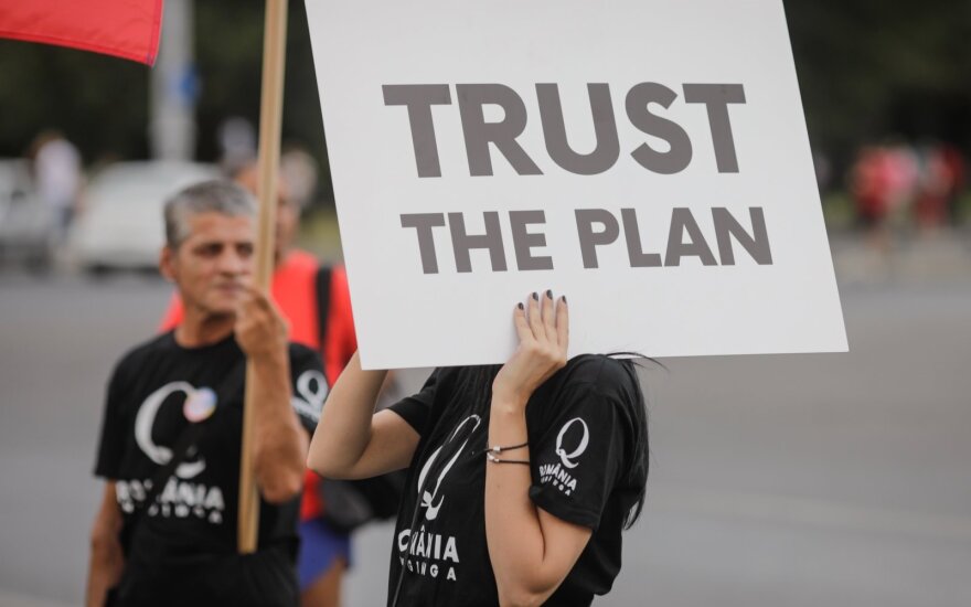 Bukareštas, Rumunija - Rugpjūčio 10, 2020: Žmonės rodo QAnon plakatus protesto metu