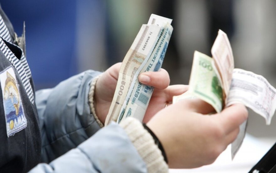 Почти 40% работников в Беларуси получют менее 500 долларов