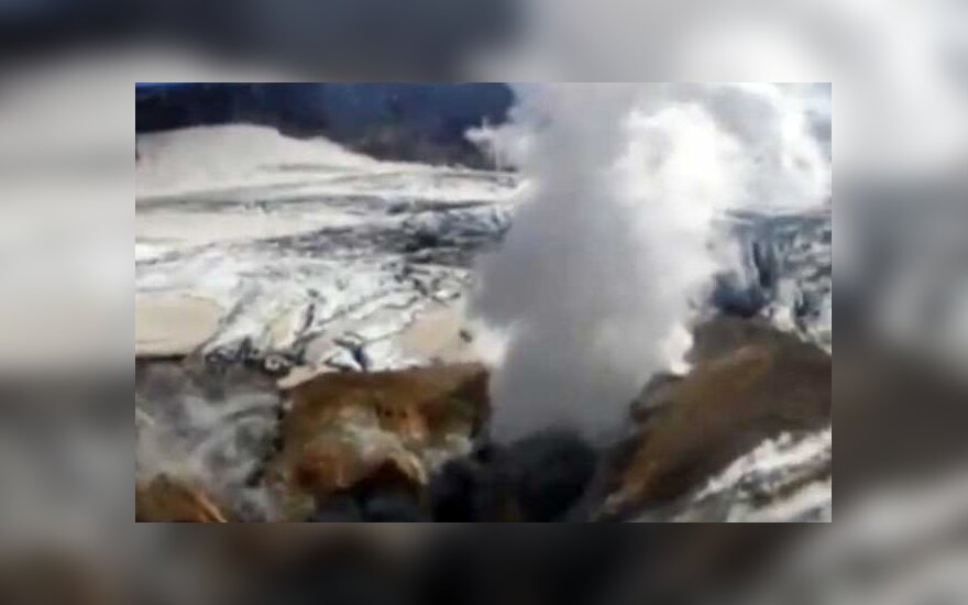 На Камчатке вулкан выбросил парогазовый столб на высоту 7,5 км