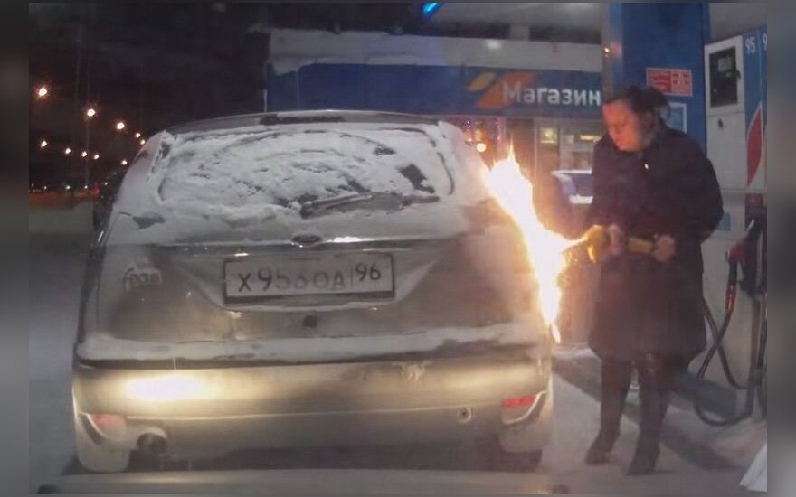 В России женщина попыталась нагреть топливный бак зажигалкой (ВИДЕО)