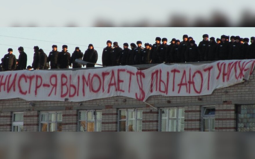 Rusijoje kaliniai užlipo ant kalėjimo stogo