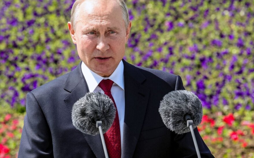 Путин поздравил сограждан с Днем России и отметил, что их родина простирается "от Арктики до Крыма"