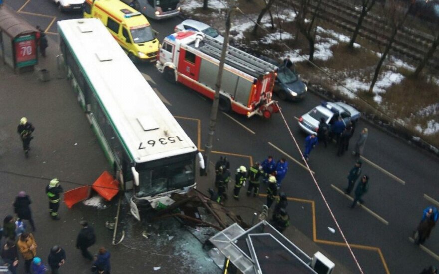 Москва: рейсовый автобус врезался в остановку, трое пострадавших