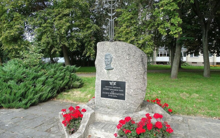 Памятный камень Ю. Крикштапонису, г. Укмерге