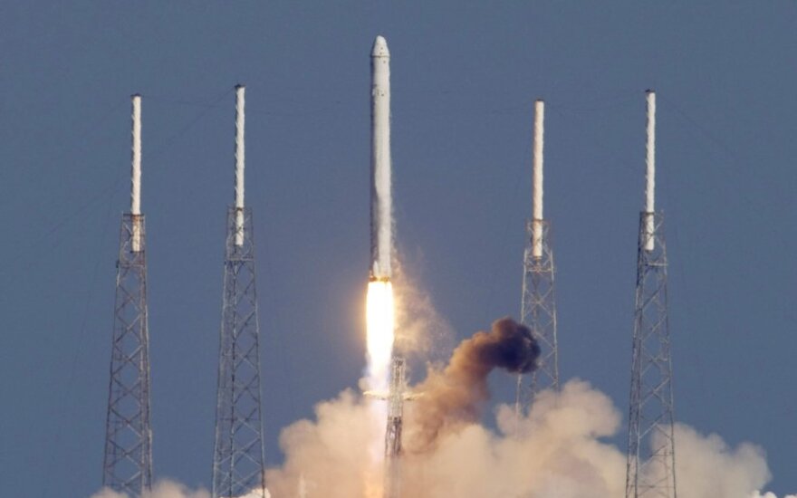 "Spacex" raketos "Falcon 9" bandomasis pakilimas