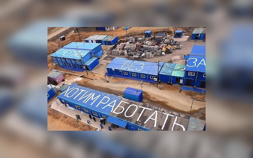 Рабочие космодрома Восточный оставили послание Путину на крышах