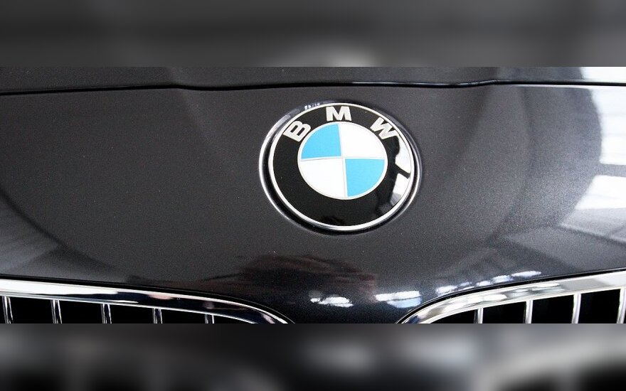 BMW будет помогать водителям при повороте налево
