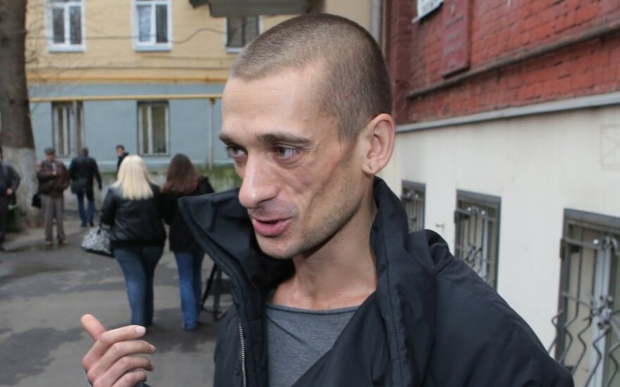 Суд оставил в силе штраф Павленскому за поджог двери ФСБ