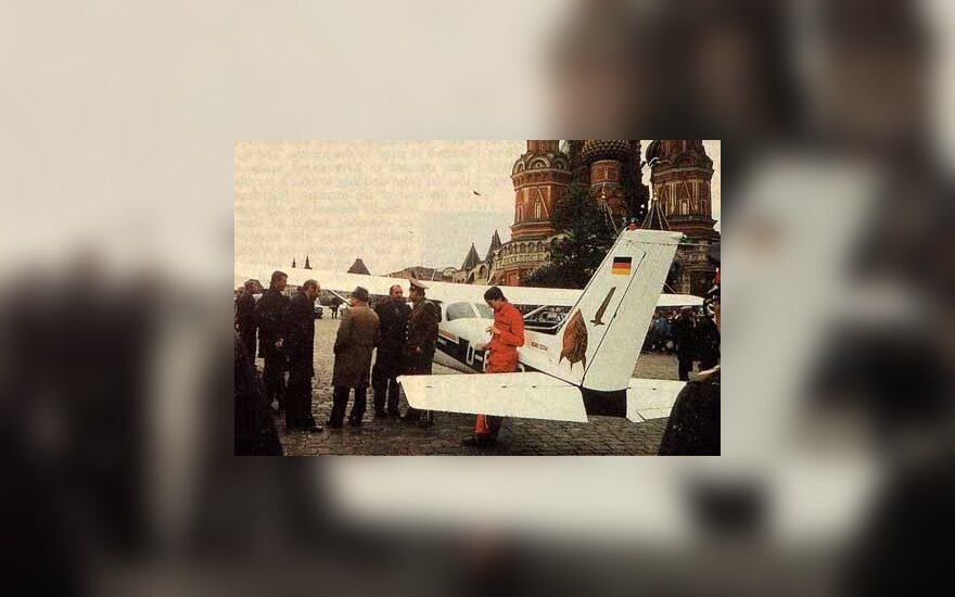 Маттиас Руст приземлился 25 лет назад на Красной площади. Фото с сайта shir-man.com
