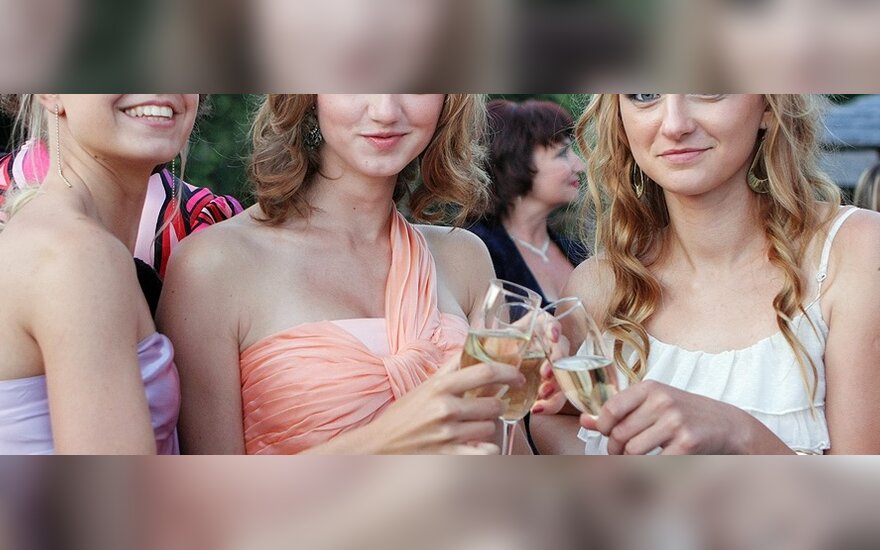 Как не выглядеть глупо в выпускном платье?