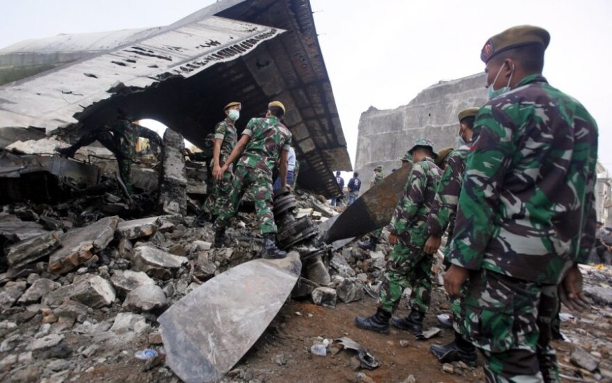 Крушение самолета в Индонезии: полиция насчитала 140 жертв