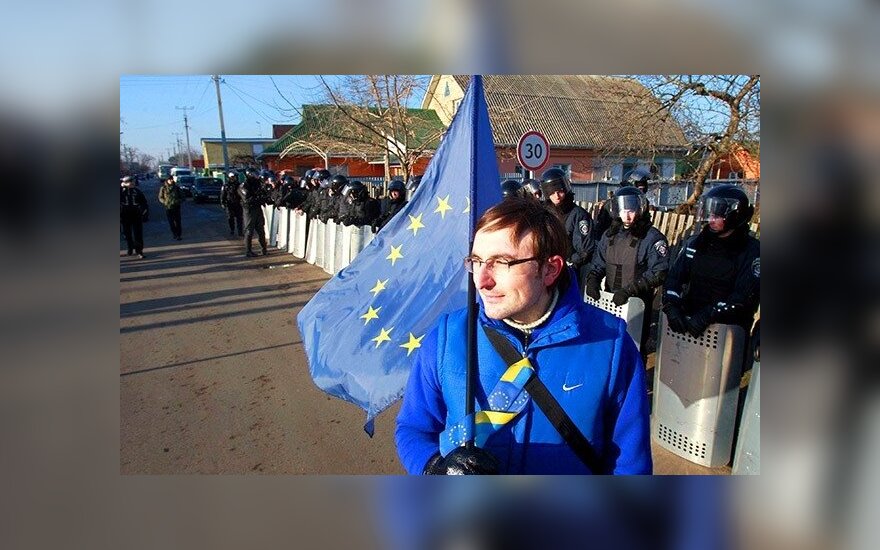 Украина: к резиденции Януковича принесли гроб