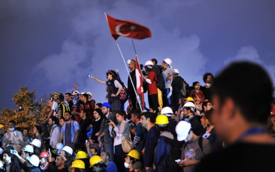 После жесткого разгона демонстрантов тысячи человек собрались в центре Стамбула