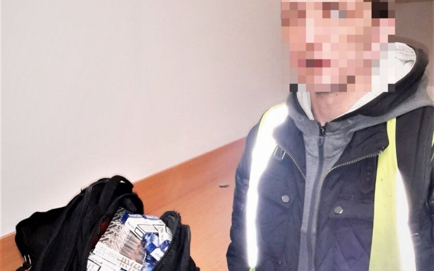 Приехавший в Литву на велосипеде поляк спрятал нелегальные сигареты в туалете погранзаставы