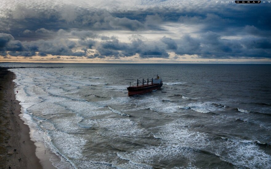 Снятый с мели сухогруз отбуксировали в Клайпедский порт
