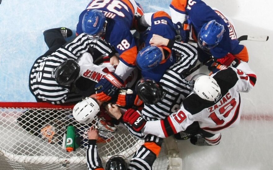 Naujojo Džersio "Devils" ir Niujorko "Islanders" klubų mačo momentas