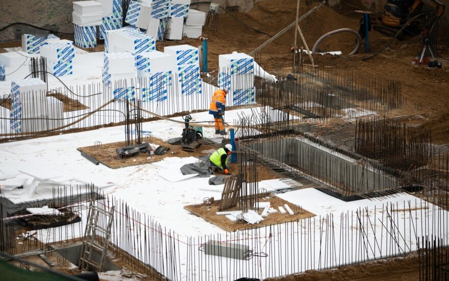 В Беларуси повышают зарплаты строителей, чтобы сдержать отток кадров за границу