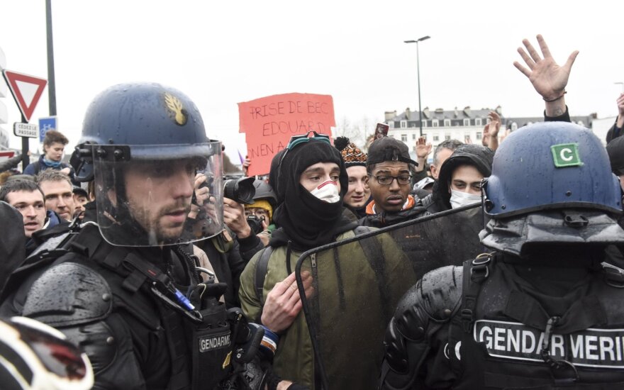 Государственный совет Франции снял запрет на проведение демонстраций