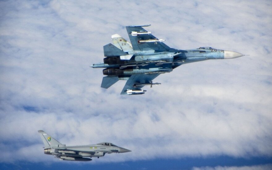 Rusijos naikintuvas Su-27 ir Britų RAF naikintuvas Typhoon