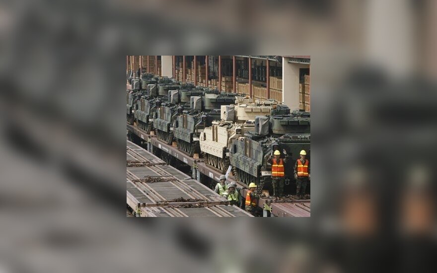 JAV kariuomenės tankai M2A2 traukiniu vežami į pratybas Pietų Korėjoje.