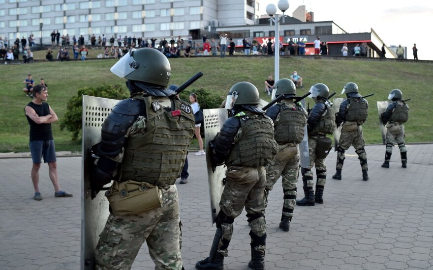 Протесты в Беларуси. День третий: баррикады, резиновые пули, силовики во дворах
